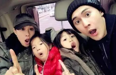 48歲鍾麗緹與老公張倫碩近照曝光，網友：真像兒子和媽！