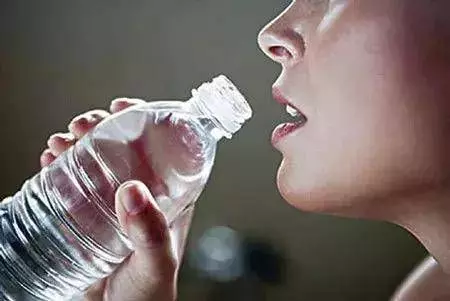 千萬不要這樣喝水，會「毀掉」自己的腎！出現這種症狀表示腎臟受損了！