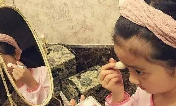 黃磊小女兒擁有一張高級臉獲贊，12歲多多卻因化妝戴耳環，惹爭議 - 今日頭條 -手機光明網