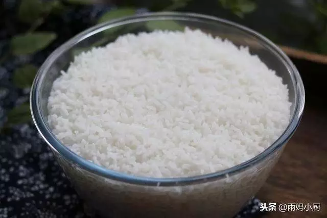30年大廚告訴你，蒸米飯時不要傻傻地只加水，加點它，香甜又鬆軟