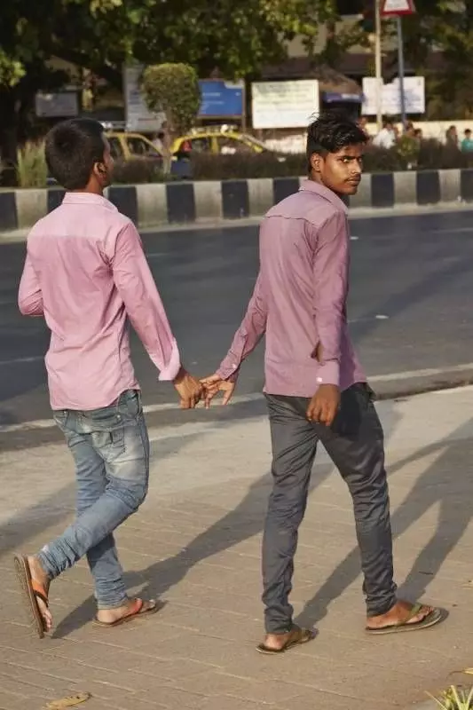 不是同志！?為什麼印度男人都手牽手？攝影師好奇一問「答案讓他慚愧到爆」