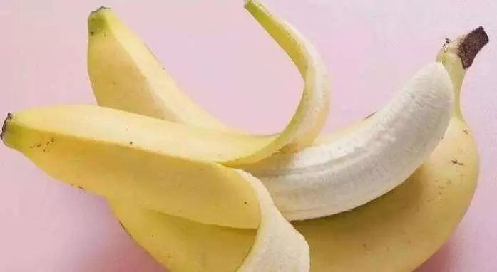 醫生勸告：吃完香蕉30分鐘內，千萬別碰這4種食物，容易損傷胃粘膜，加重腸胃脹痛！