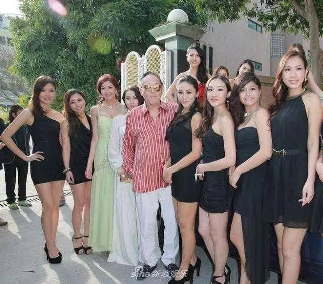 81歲的他身家千億，曾和上萬名女性來往，但從不結婚，至今單身!