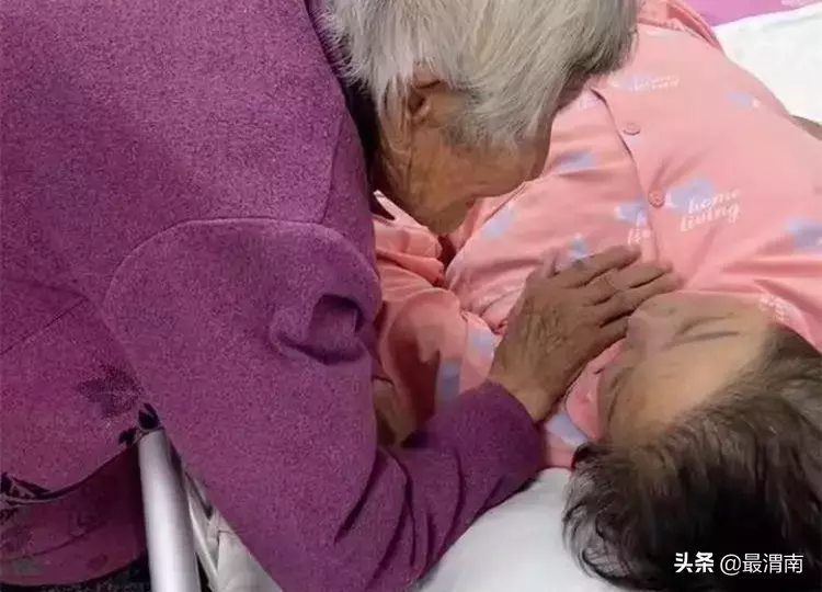 媽媽來了！95歲老母探望「74歲住院女兒」　見面「一句話」惹全網破防：多大都是媽媽的寶貝