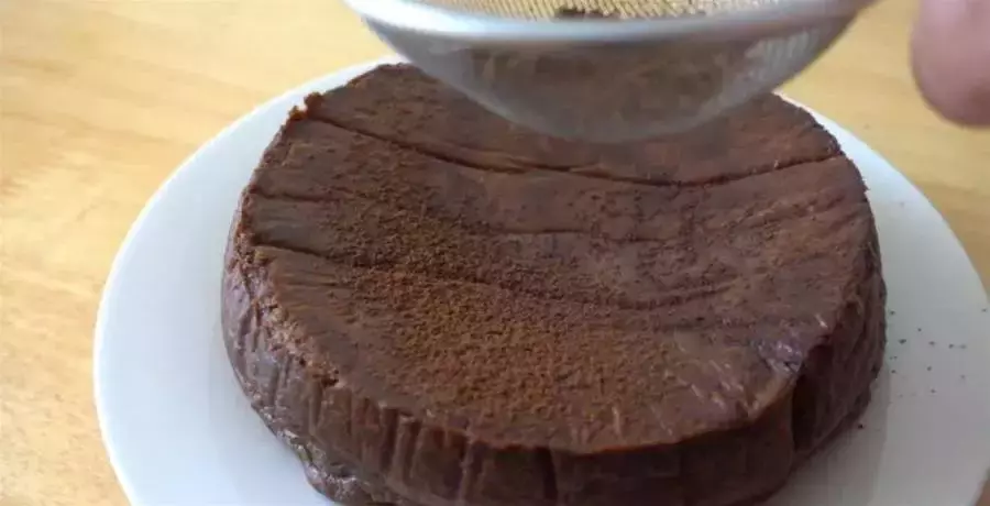 如何做出絲滑柔軟的「巧克力蛋糕」？無需打發，簡單攪一攪就能成功