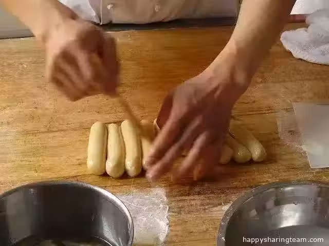 教你脆麻花的做法,自己在家就能做,簡單又好吃!