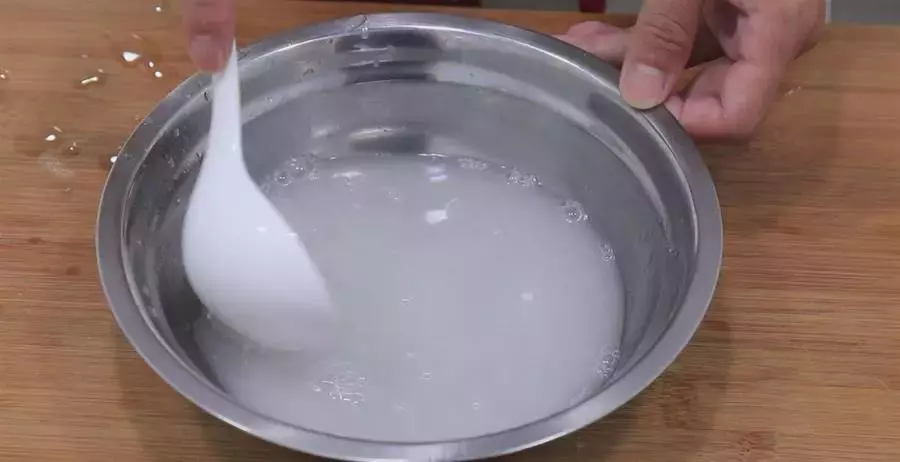 做鍋貼用澱粉水還是麵粉水？掌握好方法，個個酥脆鮮香