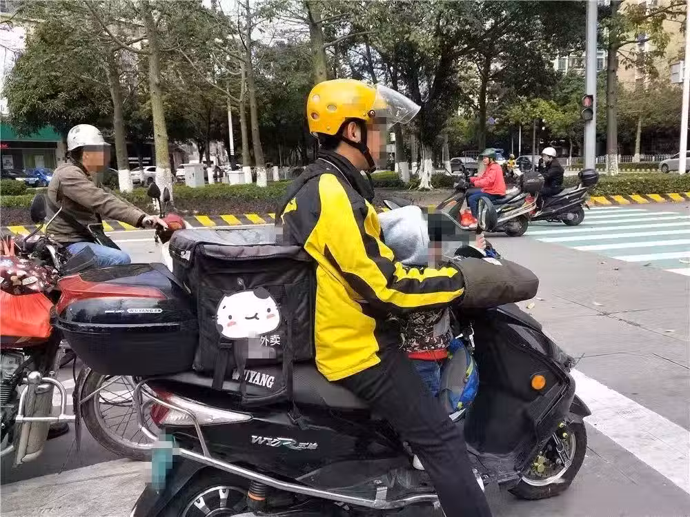 外賣小哥遲到一個小時,客戶剛要發火「一抬頭氣全消」下秒俯身從櫃子取出兩瓶奶「給孩子喝」獲網贊:世界需要理解