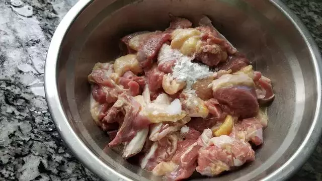 蒜香鴨肉煲的做法，咸香美味，簡單易做