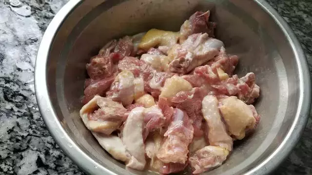 蒜香鴨肉煲的做法，咸香美味，簡單易做