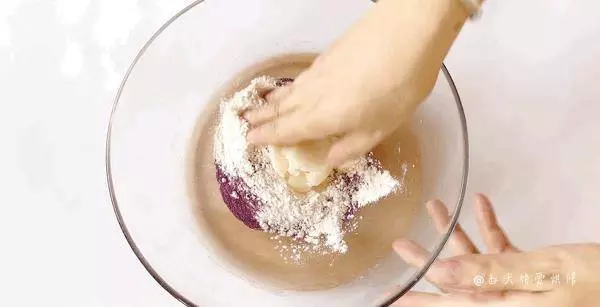 比蛋黃酥多做一步，層次更加分明，酥到掉渣的紫薯蛋黃酥，外甜內咸