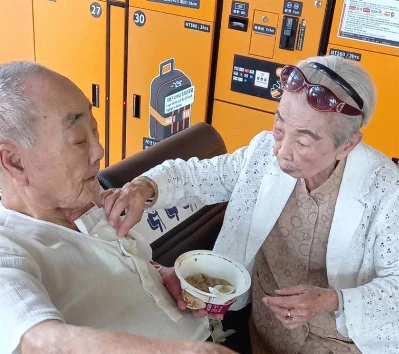 97歲嬤「太想念80歲失智兒」獨自搭高鐵北上，結局讓人動容，網淚：最深母子情