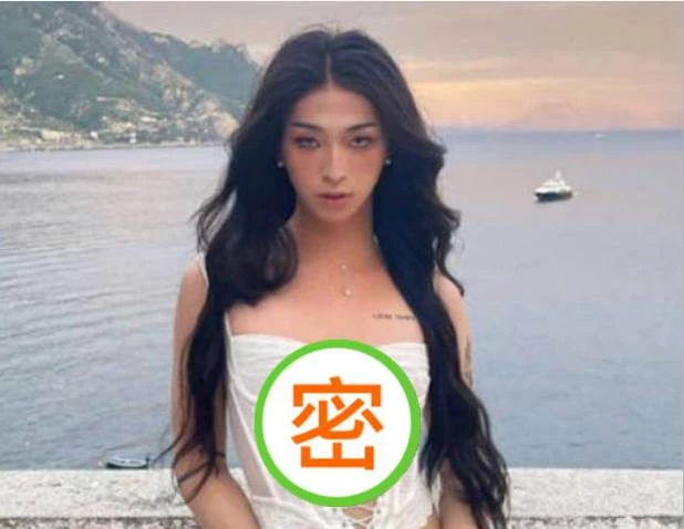 伊能靜20歲兒子近照曝光！穿白色露臍吊帶身姿嫵媚，化濃妝顏值不輸明星媽媽，網友：放飛自我不顧世俗眼光