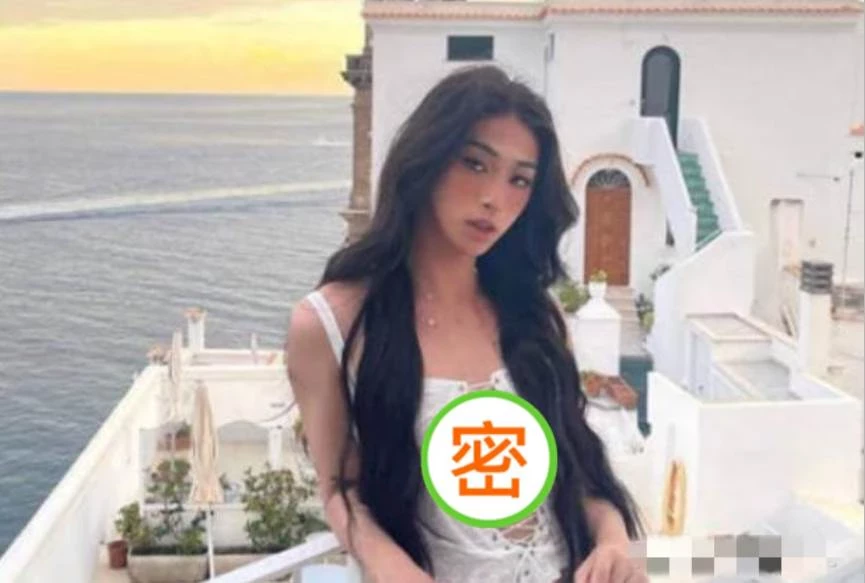 伊能靜20歲兒子近照曝光！穿白色露臍吊帶身姿嫵媚，化濃妝顏值不輸明星媽媽，網友：放飛自我不顧世俗眼光