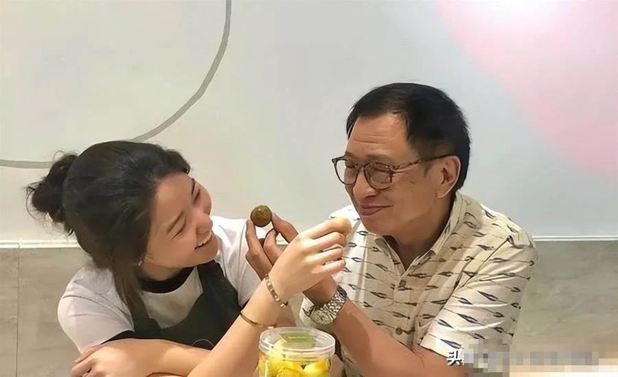 73歲TVB戲骨晚年移居新加坡，給女兒連開三間餐廳，買千萬豪宅共享天倫