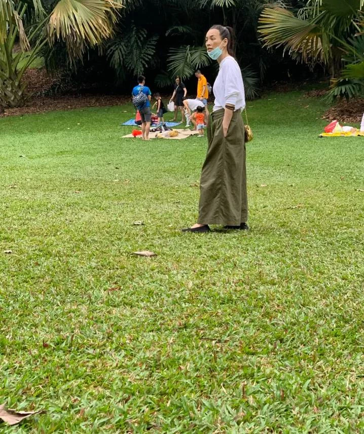 52歲張庭現身新加坡，無濾鏡素顏曝光，憔悴蒼老像變了一個人