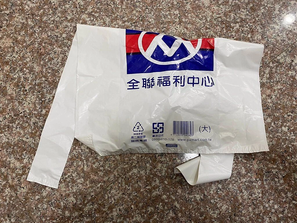 颱風天訂全聯！他買六樣東西卻只收到「1個購物袋」網笑翻：外送員的心無價 