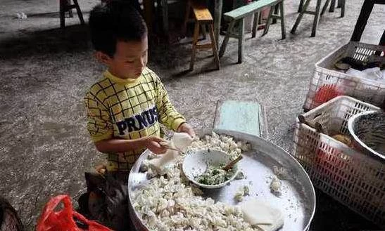 熟練的讓人心疼！10歲留守孩「每天包1萬個餛飩」為爺奶抗家計：我是男子漢 爺奶心疼歎：別看只有10歲，卻能撐起家裡一片天