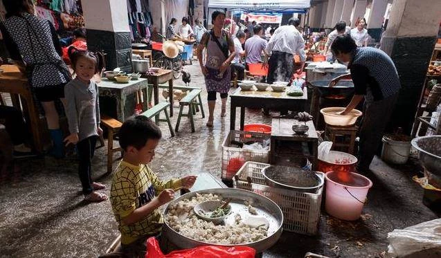 熟練的讓人心疼！10歲留守孩「每天包1萬個餛飩」為爺奶抗家計：我是男子漢 爺奶心疼歎：別看只有10歲，卻能撐起家裡一片天