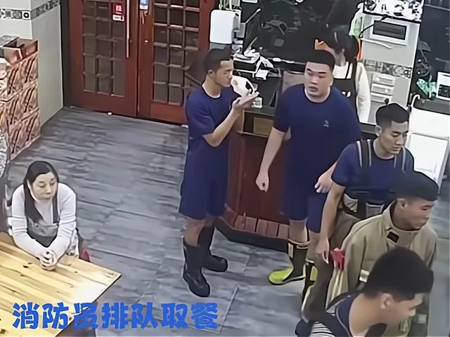 消防員淩晨滅火後到早餐店就餐，一旁皮衣大哥悄悄為其買單，默默離開餐廳：愛的溫暖！