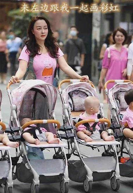 一家【6輛嬰兒車】橫行！一胎雙胞胎女兒，二胎喜得「四胞胎男娃」，霸氣夫妻出街，路人回頭率百分百