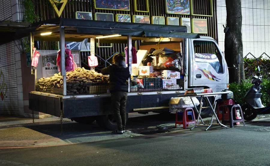 白天賣地瓜，晚上貨車當家！單親媽養病兒欠百萬「我不能倒下」，從未說過一句累「只想好好把他們養大」兒心疼：媽媽在用命換錢！