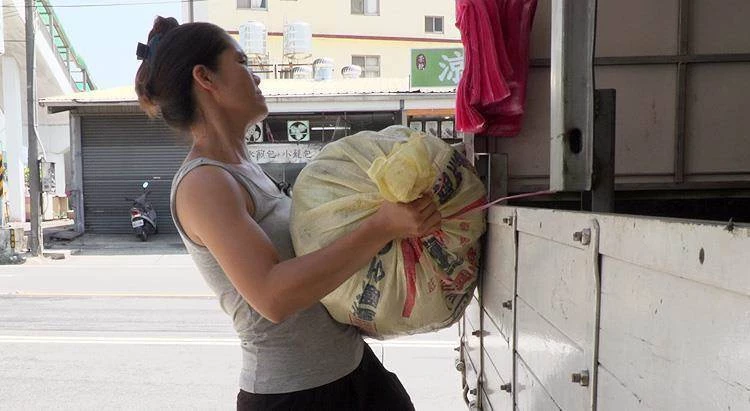 白天賣地瓜，晚上貨車當家！單親媽養病兒欠百萬「我不能倒下」，從未說過一句累「只想好好把他們養大」兒心疼：媽媽在用命換錢！