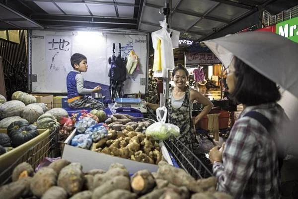 白天賣地瓜，晚上貨車當家！單親媽養病兒欠百萬「我不能倒下」，從未說過一句累「只想好好把他們養大」兒心疼：媽媽在用命換錢！