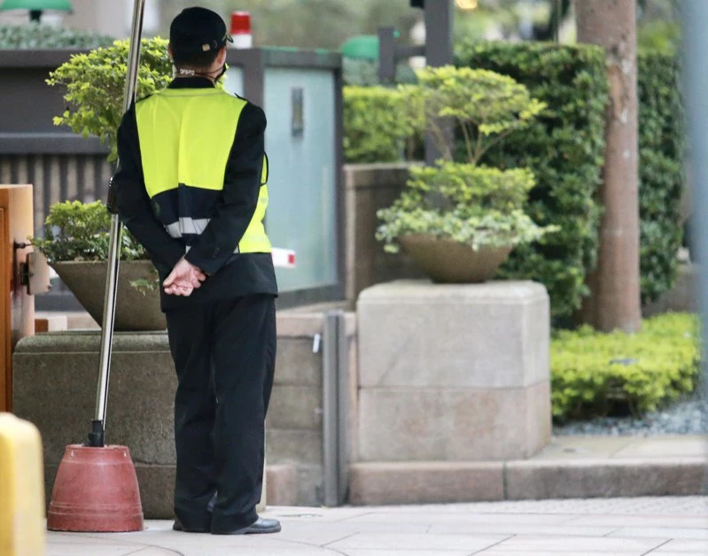 辛苦養兒上大學！保全爸被孩子嗆「社會底層」：讓我很丟臉　鼻酸嘆「該換工作嗎」掀網激烈論戰！