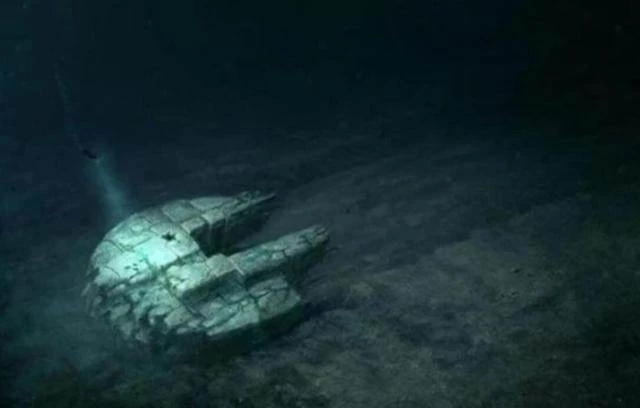 究竟是什麼？科學家在海底發現巨大金屬裝置，形似太空船零件