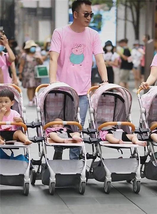 第一胎雙胞胎女兒，二胎四胞胎兒子，小兩口帶6個娃逛街太拉風，路人回頭率百分百！