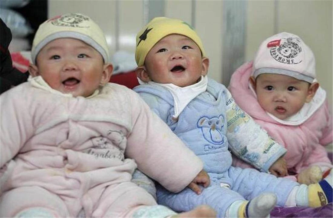 第一胎雙胞胎女兒，二胎四胞胎兒子，小兩口帶6個娃逛街太拉風，路人回頭率百分百！