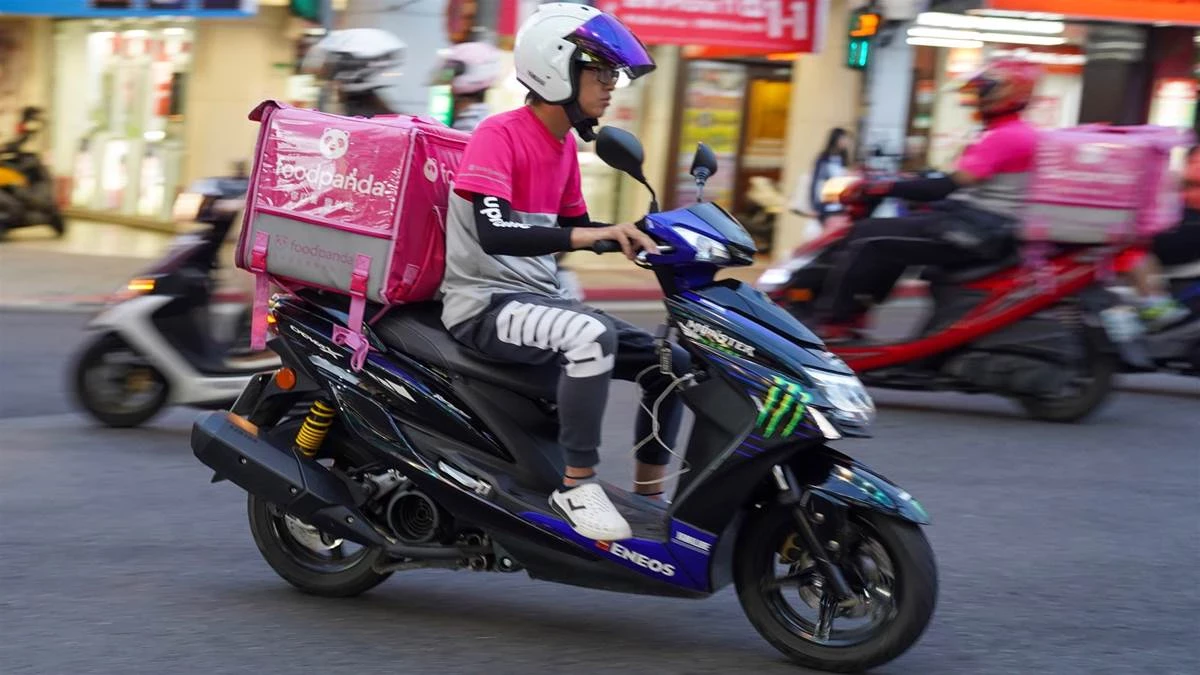 外賣遲到1小時才來！生氣準備給差評，5歲兒子指了指騎手的車，寶媽愣住了：希望他能原諒我