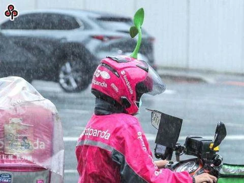 外賣遲到1小時才來！生氣準備給差評，5歲兒子指了指騎手的車，寶媽愣住了：希望他能原諒我