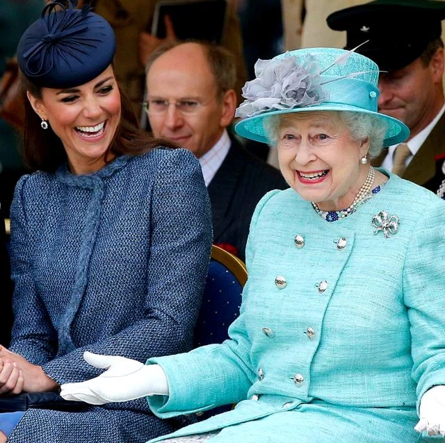 傳生前急改遺囑！英女王「34億珠寶全送凱特」　知情人士曝「卡蜜拉梅根全拿不到」：種什麼因得什麼果 