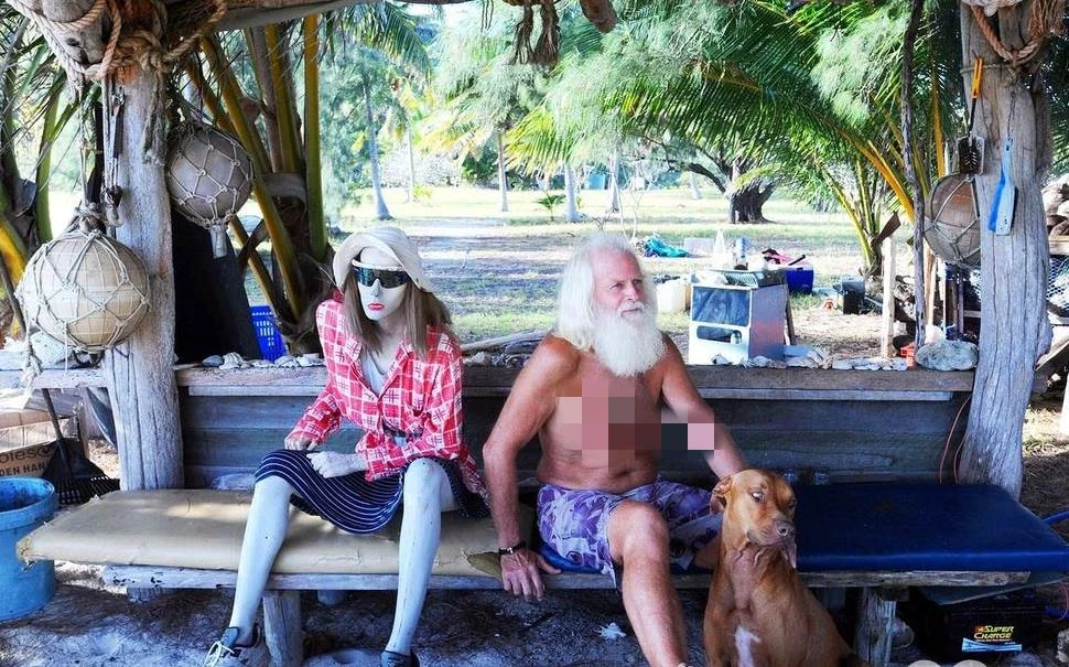 76歲澳洲百萬富翁荒島求生23年，帶一隻狗和兩個人體模特，與世隔絕，過的寧靜、安全和充實