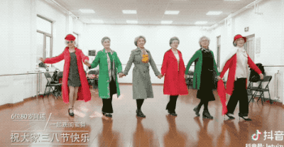 魅力≠年齡！「60歲時髦奶奶」穿旗袍踩高跟鞋網上爆紅　「4位年齡加起來逾240歲」一顰一笑皆風情