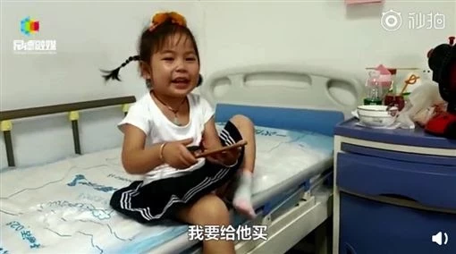男人誤觸高壓電而失去四肢，求生意志全無，3歲女兒一句話讓他淚流不止！網友：你一定能跨過難關，加油