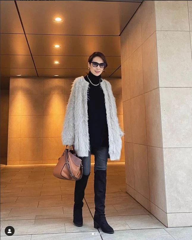 這位日本大姐太會穿了，只用黑白灰打造精緻感，特適合50+歲女性