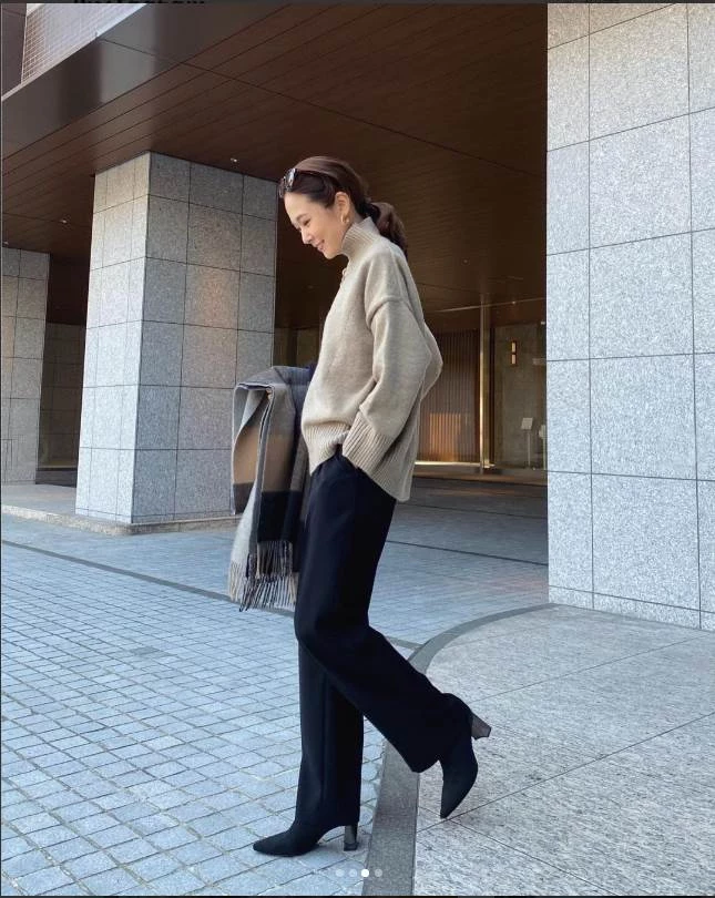 這位日本大姐太會穿了，只用黑白灰打造精緻感，特適合50+歲女性