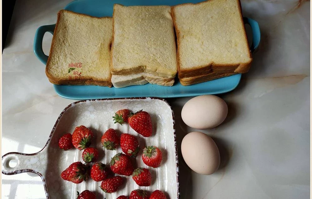 最近草莓早餐吐司火了，簡單一卷上檔次，香甜開胃又解饞，孩子吃了還想吃~