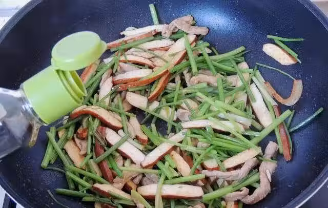 家常快手小炒,肉絲軟嫩,芹菜爽口,10分鐘上桌,下班晚也不怕~