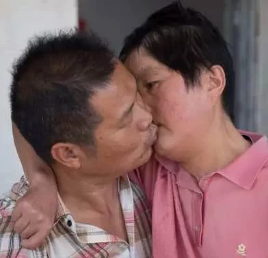 50歲的男人，帶著老婆一起上班，每天都要親吻她很多次，被酸「老夫老妻不害臊」知道真相後，全都哭紅眼！