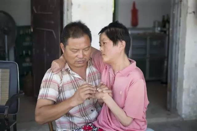 50歲的男人，帶著老婆一起上班，每天都要親吻她很多次，被酸「老夫老妻不害臊」知道真相後，全都哭紅眼！