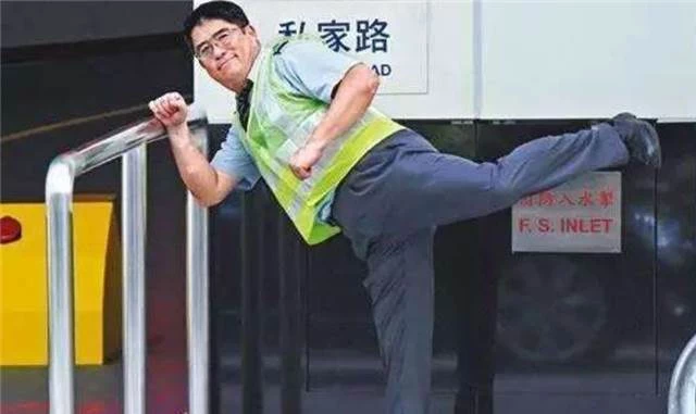 曾被稱「翻版」梁朝偉，67歲香港男星放低姿態轉行做安保「月薪60000」安穩生活：不和別人比，我過得很好