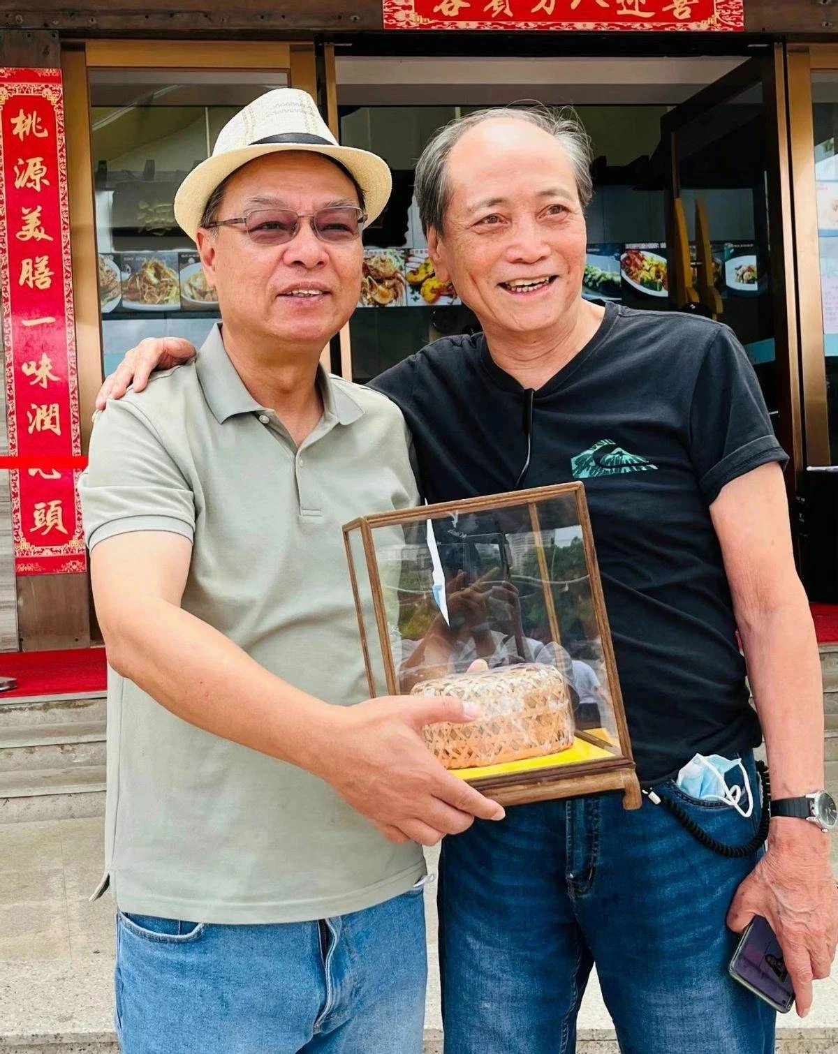 李連杰87歲岳父露面，五官跟利智太相似，其留在中山養老
