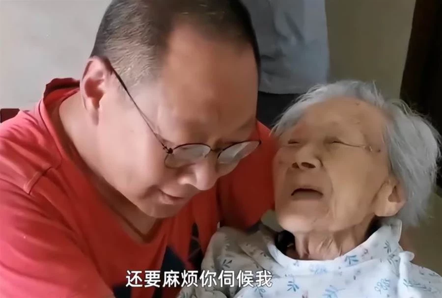 52歲兒子全程「抱著101歲媽媽」去看病！候診時「聽媽媽一句話」他當場淚崩：「這是兒子的本分」