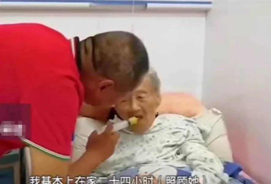 52歲兒子全程「抱著101歲媽媽」去看病！候診時「聽媽媽一句話」他當場淚崩：「這是兒子的本分」