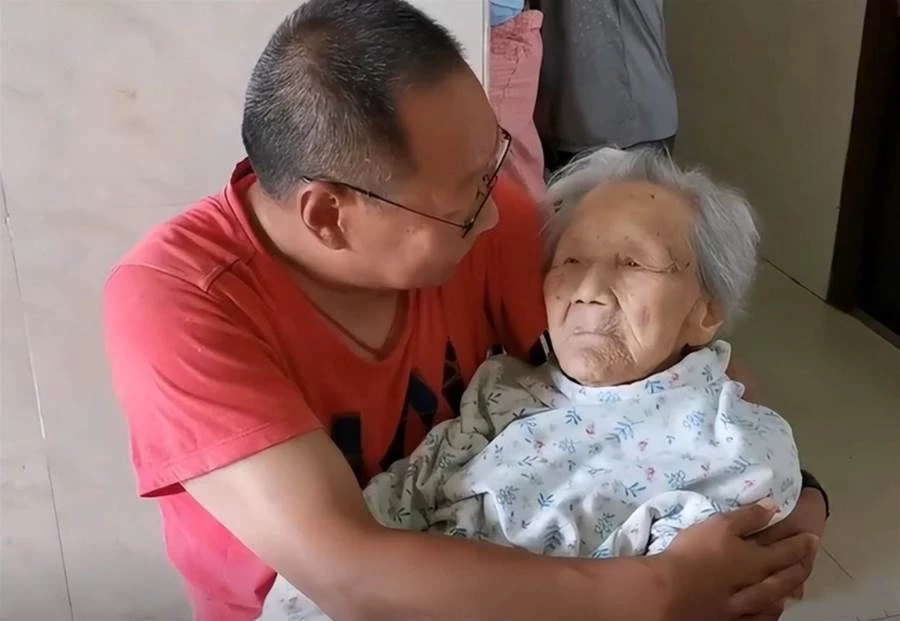 52歲兒子全程「抱著101歲媽媽」去看病！候診時「聽媽媽一句話」他當場淚崩：「這是兒子的本分」！