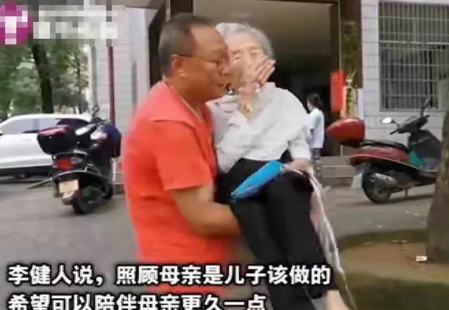 52歲兒子全程「抱著101歲媽媽」去看病！候診時「聽媽媽一句話」他當場淚崩：「這是兒子的本分」！